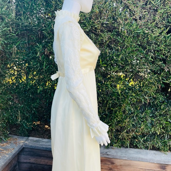 Vintage Exquisite Wedding Gown and Veil - Picture 7 of 10